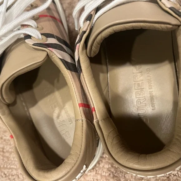 BURBERRY LOW TOP SNEAKERS - Picture 3 of 3